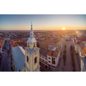 Lais Puzzle - Abendansicht von oben auf Beregovo. Zentraler Platz und schöne Abendsonne. Ukraine - 2.000 Teile