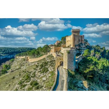 Lais Puzzle - Historisches Alarcon-Schloss über dem Fluss Jucar mit abgewinkeltem Turm, mehreren Toren, Bergfried und Palast, Spanien - 2.000 Teile