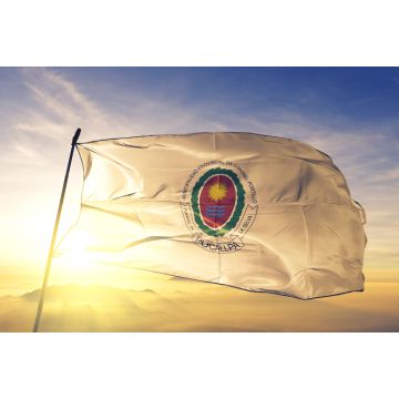 Lais Puzzle - Die Flagge des peruanischen Oberst Portillo weht auf dem oberen Nebel bei Sonnenaufgang - 2.000 Teile