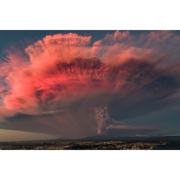 Lais Puzzle - Vulkanausbruch während des Sonnenuntergangs. Der Ausbruch des Vulkans Calbuco im chilenischen Patagonien mit wunderschönen Farben des Sonnenuntergangs spiegelte sich auf der Aschesäule wider - 2.000 Teile