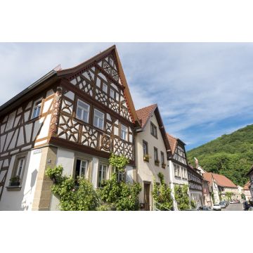 Lais Puzzle - Reiseziel in Deutschland. Traditionelle Fachwerkhäuser in Zeil am Main in Franken, Bayern im Sommer. - 2.000 Teile