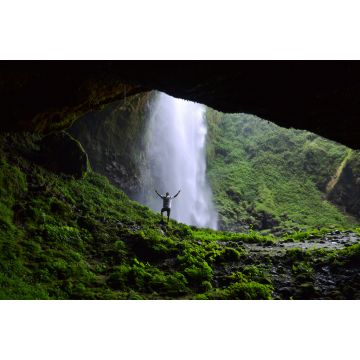 Lais Puzzle - Mann bewundert Puxtla-Wasserfall mit Armen in der Luft in der Nähe von Tlatlauquitepec in Mexiko - 2.000 Teile