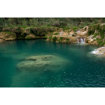 Lais Puzzle - Türkisfarbenes Wasserbecken mit Kalksteinformationen unter Wasser, umgeben von Wasserfällen im mit Farnen bewachsenen Fels, Mexiko - 2.000 Teile
