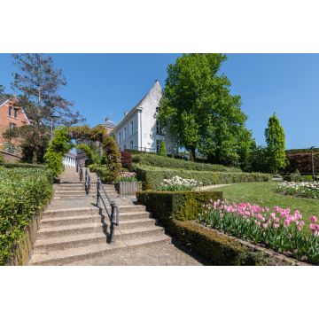 Lais Puzzle - Öffentlicher Park mit Treppe und schön angelegtem Frühlingsgarten auf einem Berg im Dorfzentrum von Heist-op-den-Berg, Provinz Antwerpen, Belgien - 2.000 Teile