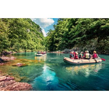 Lais Puzzle - Ausflüge mit Schlauchbooten auf dem Fluss Tara. Aufregender Sommerblick auf die Tara-Schlucht, Montenegro, Europa. Schöne Welt der Mittelmeerländer. Aktiver Tourismus Konzept Hintergrund - 2.000 Teile