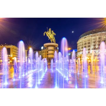 Lais Puzzle - Platz Mazedonien in Skopje bei Nacht mit tanzenden beleuchteten Brunnen und der Statue von Alexander dem Großen (Krieger auf einem Pferd) im Hintergrund - 2.000 Teile