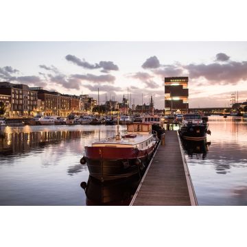 Lais Puzzle - Antwerpen, Belgien, schöne Nachtansicht des modernen Eilandje-Viertels und des Hafens. Kleines Inselviertel und Segelschiff bei Sonnenuntergang. Beliebtes Reiseziel und Touristenattraktion - 2.000 Teile