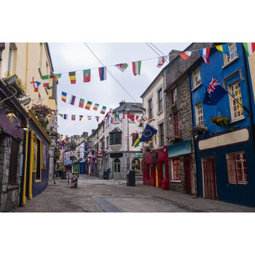 Lais Puzzle - Blick auf die Hauptstraße in Galway City mit den hell gestrichenen Gebäuden und den Kopfsteinpflasterstraßen an einem bewölkten Tag - 2.000 Teile