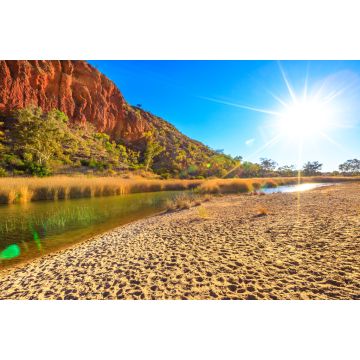 Lais Puzzle - Glen Helen Gorge mit Sonnenstrahlen und Wasserloch im zentralaustralischen Outback. West MacDonnell Ranges National Park Felsformation im Northern Territory entlang des Red Center Way - 2.000 Teile