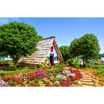 Lais Puzzle - Erstaunliche traditionelle Häuser in Santana, Madeira, Portugal. Die dreieckigen Holzhäuser sind ein Teil des portugiesischen Erbes. Vorgarten mit schönen bunten Blumen - 2.000 Teile