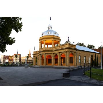 Lais Puzzle - Das Bendigo War Memorial und Museum auf der Paul Mall in der historischen Goldgräberstadt Bendigo, Victoria, Australien - 2.000 Teile