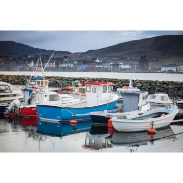 Lais Puzzle - Farbenfrohe kleine Fischerboote im Hafen von Scalloway, Shetland-Inseln, Schottland - 2.000 Teile