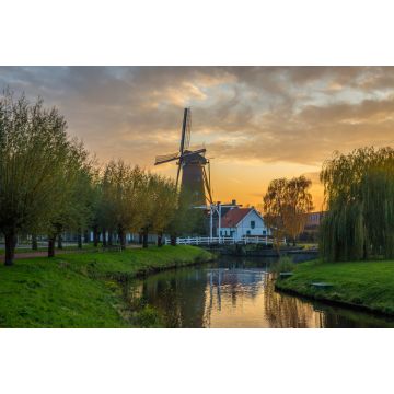 Lais Puzzle - Typisch holländische Landschaft mit einer Gracht und einer Windmühle bei Sonnenuntergang, in Etten-Leur, Nordbrabant - 2.000 Teile