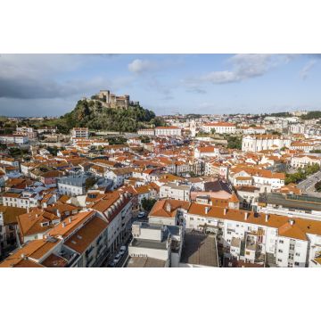 Lais Puzzle - Luftaufnahme von Leiria mit roten Dächern und Burg auf dem Hügel, Portugal - 2.000 Teile