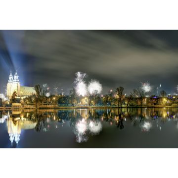 Lais Puzzle - Neujahrsfeuerwerk über Gniezno, Polen; nächtlicher Blick auf die gotische Kathedrale am See. Winter 2020 - 2.000 Teile