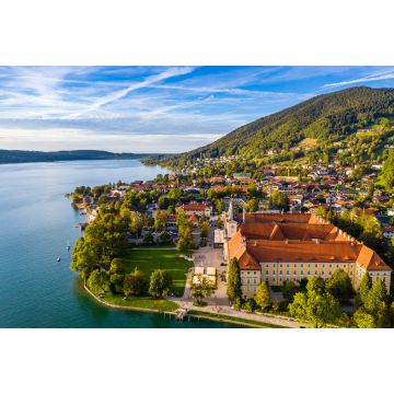 Lais Puzzle - Tegernsee, Deutschland. Der Tegernsee in Rottach-Egern (Bayern), Deutschland, nahe der österreichischen Grenze. Luftaufnahme des Tegernsees in den bayerischen Alpen. Bad Wiessee. Tegernsee in Bayern. - 2.000 Teile