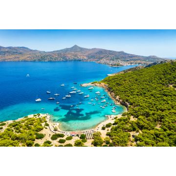 Lais Puzzle - Der beliebte Strand auf der kleinen Insel Moni gegenüber von Perdika bei Ägina mit türkisem Meer und zahlreichen Segelbooten, Griechenland - 2.000 Teile
