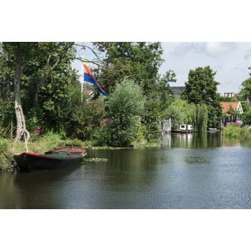 Lais Puzzle - Ruderboot im Fluss, mit Häusern, Bäumen und Brücke. Broek op Langedijk, Niederlande - 2.000 Teile