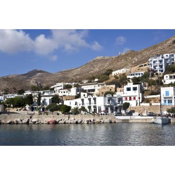 Lais Puzzle - Insel Tilos - Die Strandpromenade des traditionellen Dorfes Livadi an einem Sommertag, Ägäisches Meer, Dodekanes, Griechenland - 2.000 Teile
