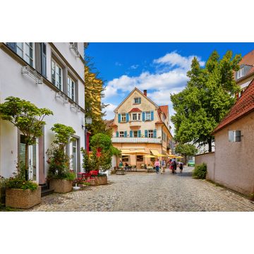 Lais Puzzle - Gemütliche Straße in der malerischen bayerischen Stadt Lindau am Bodensee in Deutschland. Traditionelle alte deutsche Häuser mit Cafe. Sonniger Sommertag. - 2.000 Teile