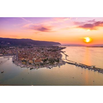 Lais Puzzle - Lefkas (Lefkada) Stadt, tolle Aussicht auf den kleinen Hafen für die Fischerboote mit der schönen Holzbrücke und der Promenade, Ionische Insel, Griechenland - 2.000 Teile