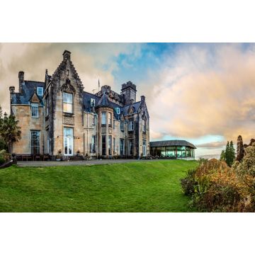 Lais Puzzle - Stonefield Castle bei Sonnenuntergang mit hellen grünen Rasen in der Front und einige kleine Büsche auf der rechten Seite in Argyll und Bute Schottland Vereinigtes Königreich - 2.000 Teile