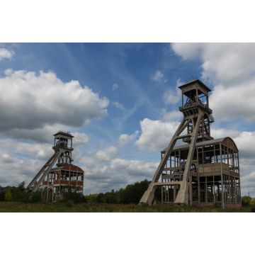 Lais Puzzle - Ein dramatischer Himmel mit einem ehemaligen Aufzugsschacht für die Kohleminen in Maasmechelen, Belgien, der heute zu einem kostenlosen öffentlichen Park umgestaltet wurde. - 2.000 Teile