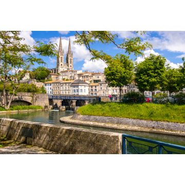Lais Puzzle - Ein Blick auf Niort vom Kai des Flusses Sevre Niortaise, Deux-Sevres, Region Poitou-Charentes, Frankreich - 2.000 Teile