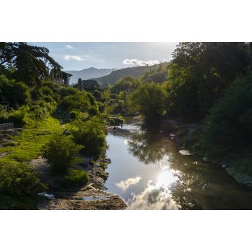 Lais Puzzle - Blick auf den Sonnenuntergang in den Bergen, der das Sonnenlicht auf dem Fluss während der Sommersaison in La Cumbrecita, Cordoba, Argentinien reflektiert - 2.000 Teile