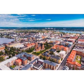 Lais Puzzle - Lulea, Schweden: Panorama Stadt, Kathedrale sonnigen Tag, blauer Himmel - 2.000 Teile