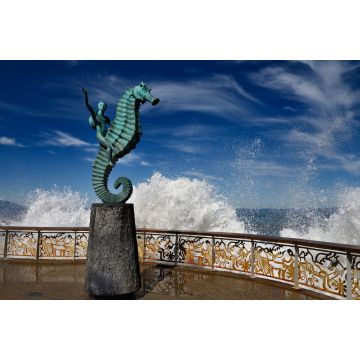 Lais Puzzle - Der Junge auf einem Seepferdchen Skulptur Puerto Vallarta Malecon mit Plätschern des Pazifiks, Mexiko - 2.000 Teile