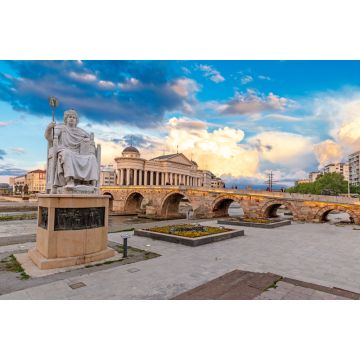 Lais Puzzle - Skopje, Nord-Mazedonien: Statue des byzantinischen Kaisers Justinian und Steinbrücke hinter dem Archäologiemuseum bei Sonnenuntergang in Skopje - 2.000 Teile