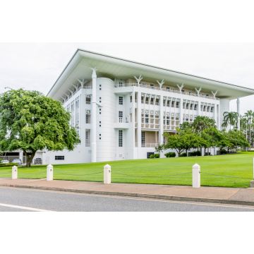 Lais Puzzle - Das schöne Parlamentsgebäude im historischen Zentrum von Darwin, Australien, an einem sonnigen Tag - 2.000 Teile