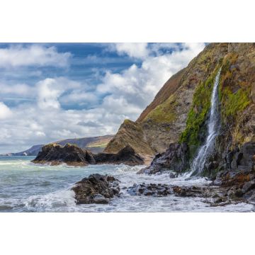 Lais Puzzle - Ein Wasserfall an der walisischen Küste in dem kleinen Fischerdorf Tresaith. Das Meer ist wild, ebenso wie der weiß-blaue Wolkenhimmel. Im Hintergrund die hohen Klippen - 2.000 Teile