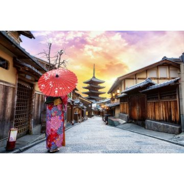 Lais Puzzle - Junge Frau, die einen traditionellen japanischen Kimono mit japanischem Regenschirm trägt, an der Yasaka-Pagode und an der Sannen Zaka-Straße in Kyoto, Japan - 2.000 Teile