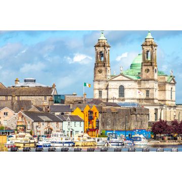 Lais Puzzle - Schöner Blick auf die Pfarrkirche Ss. Peter und Paul und die Burg in der Stadt Athlone am Fluss Shannon, ein wunderschöner bewölkter Tag in der Grafschaft Westmeath, Irland - 2.000 Teile