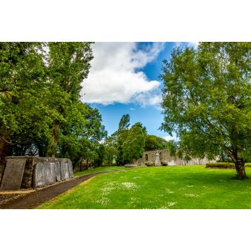 Lais Puzzle - Garten mit grünem Gras, Bäumen und einem Weg auf dem Abbey Graveyard im Dorf Athlone, einem wunderschönen sonnigen Frühlingstag in der Grafschaft Westmeath, Irland - 2.000 Teile