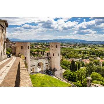Lais Puzzle - Die Porta di Venere aus der Römerzeit, aus weißem Travertin, mit ihren drei Bögen und den beiden Türmen des Properzio. In Spello, Provinz Perugia, Umbrien, Italien - 2.000 Teile
