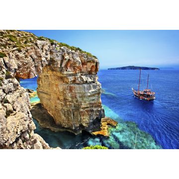 Lais Puzzle - Touristenboot auf dem Weg zum Trypitos (auch bekannt als "Kamara"), einem natürlichen Felsbogen auf der Insel Paxos, Ionisches Meer, Griechenland. Im Hintergrund die Insel Antipaxos - 2.000 Teile