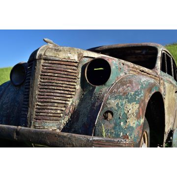 Lais Puzzle - Altes verrostetes Auto mit rostigem Lack ohne Fenster vor blauem Himmel - 2.000 Teile