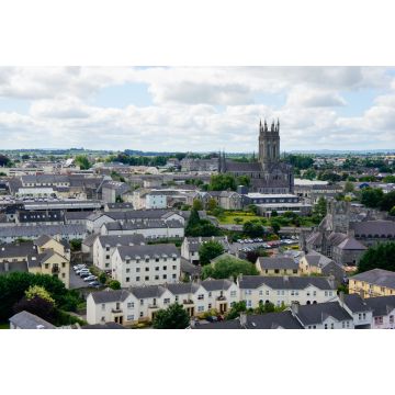 Lais Puzzle - Blick über die Stadt Kilkenny, Irland, vom runden Turm der St Canice's Cathedral mit einer Mischung aus moderner und mittelalterlicher Architektur unter einem bewölkten Himmel und der St Mary's Cathedral, die sich über der Stadt erhebt...