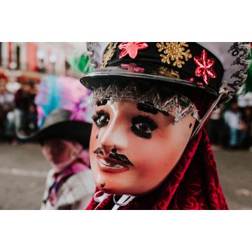 Lais Puzzle - Huehues Mexiko, mexikanische Karnevalsszene, Tänzerin trägt ein traditionelles mexikanisches Volkskostüm und eine farbenprächtige Maske - 2.000 Teile