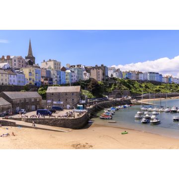 Lais Puzzle - Farbenfrohe historische Stadt und St. Mary's Kirche, vom Harbour Beach aus, Boote an einem sonnigen Tag, Tenby, Pembrokeshire, Wales - 2.000 Teile
