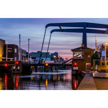 Lais Puzzle - Die beliebte Stadtbrücke Alphensebrug in Alphen aan den Rijn, Niederlande, wunderschöne Wasserlandschaft bei Sonnenuntergang - 2.000 Teile