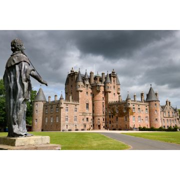 Lais Puzzle - Vorderer Rasen von Glamis Castle, dem Elternhaus der Königinmutter, mit einer Bleistatue von König James I. von England und König James VI. von Schottland - 2.000 Teile