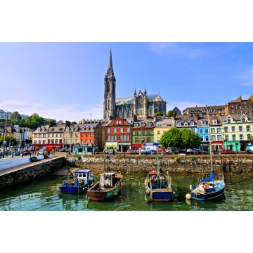 Lais Puzzle - Bunte Gebäude und alte Boote mit der Kathedrale im Hintergrund im Hafen von Cobh, County Cork, Irland - 2.000 Teile