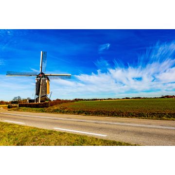 Lais Puzzle - Windmühle neben einer Straße und einem Anbaufeld an einem wunderschönen sonnigen Tag mit blauem Himmel mit reichlich weißen Wolken in einer unregelmäßigen Form in Beek Süd-Limburg in den Niederlanden - 2.000 Teile