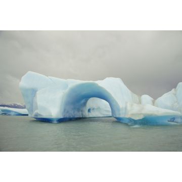Lais Puzzle - Blick auf einen blauen Eisberg, der im Argentino-See in der Nähe des Upsala-Gletschers schwimmt, Santa Cruz, Argentinien. - 2.000 Teile