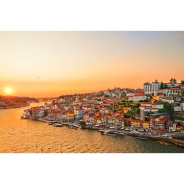 Lais Puzzle - Wunderschöner Sonnenuntergang über dem Stadtzentrum von Porto und dem Fluss Douro, Portugal. Die Brücke Dom Luis I. ist ein beliebtes Ausflugsziel, da sie einen so schönen Blick über die Gegend bietet - 2.000 Teile
