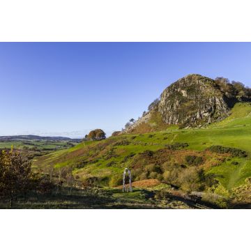 Lais Puzzle - Loudoun Hill und The Spirit of Scotland Monument. Der Hügel ist ein vulkanischer Pfropfen in der Nähe von Darvel, East Ayrshire, Schottland, Vereinigtes Königreich - 2.000 Teile